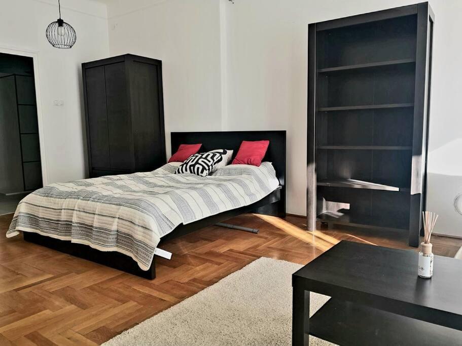 Cozy At Hero's Square Apartament